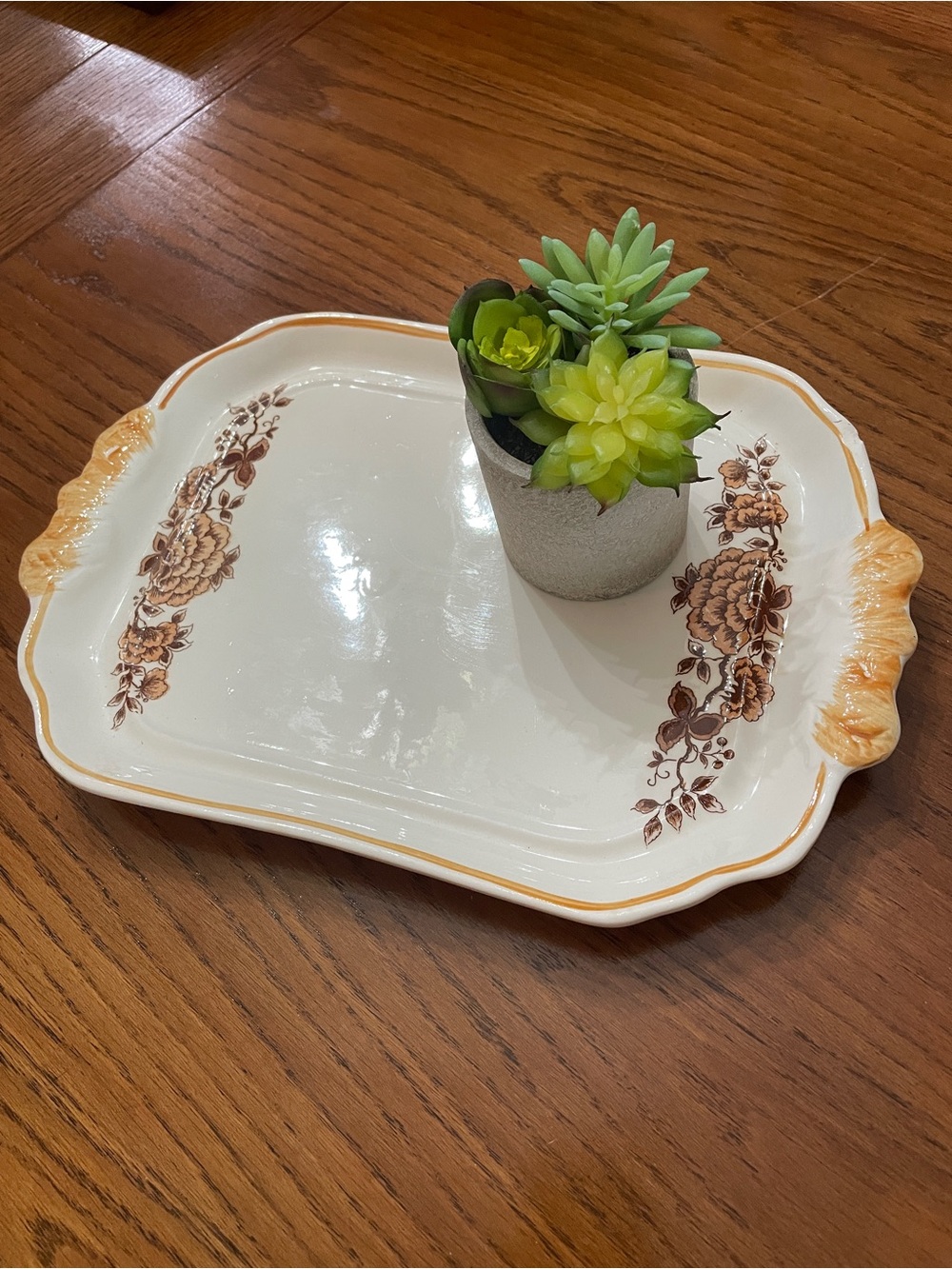 Small vintage ceramic serving tray

No chips excellent condition